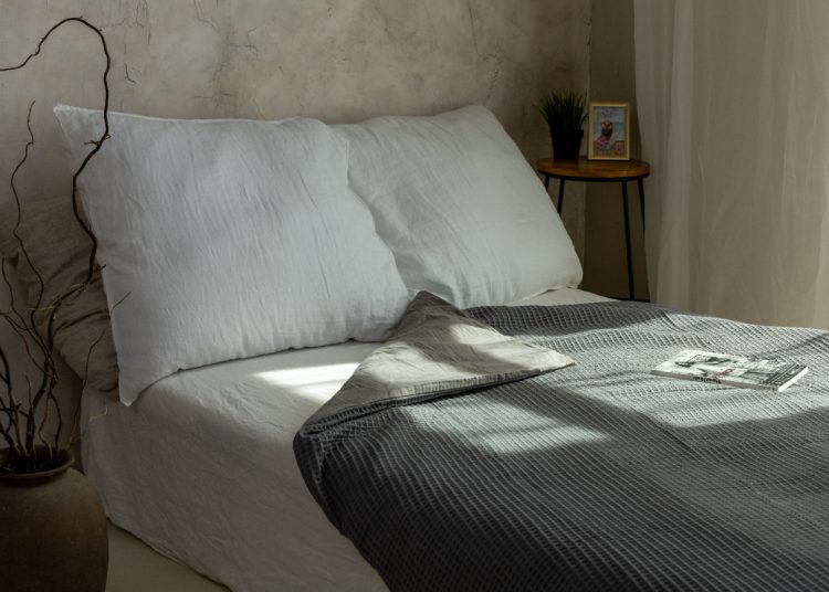 Kołdra obciążeniowa a głęboki sen – co mówią badania