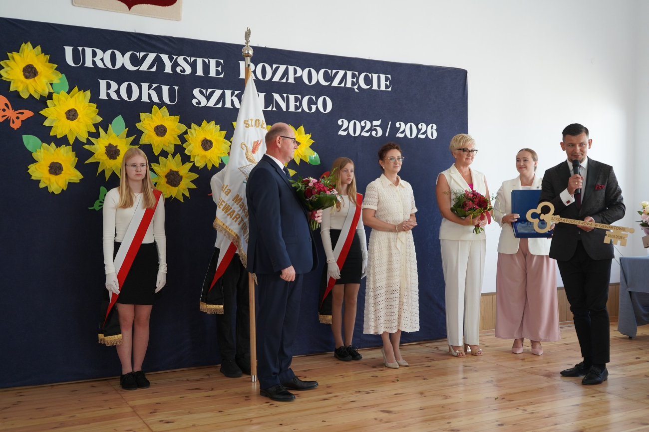 Klucz do szkoły przekazany. Pani dyrektor objęła stanowisko