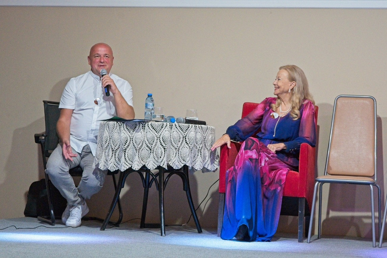 Laura Łącz na Narodowym Czytaniu w  Cieninie Zabornym