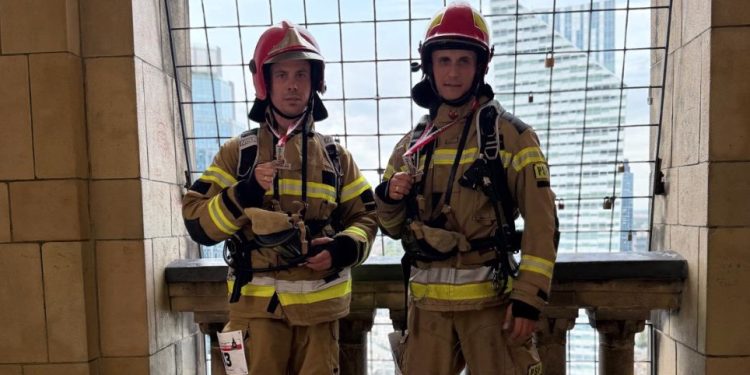 W pełnym umundurowaniu wbiegli na 30 piętro