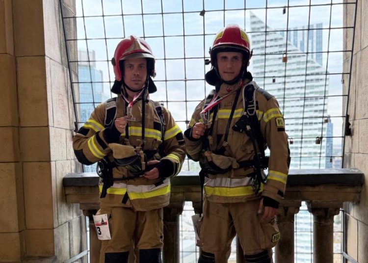 W pełnym umundurowaniu wbiegli na 30 piętro