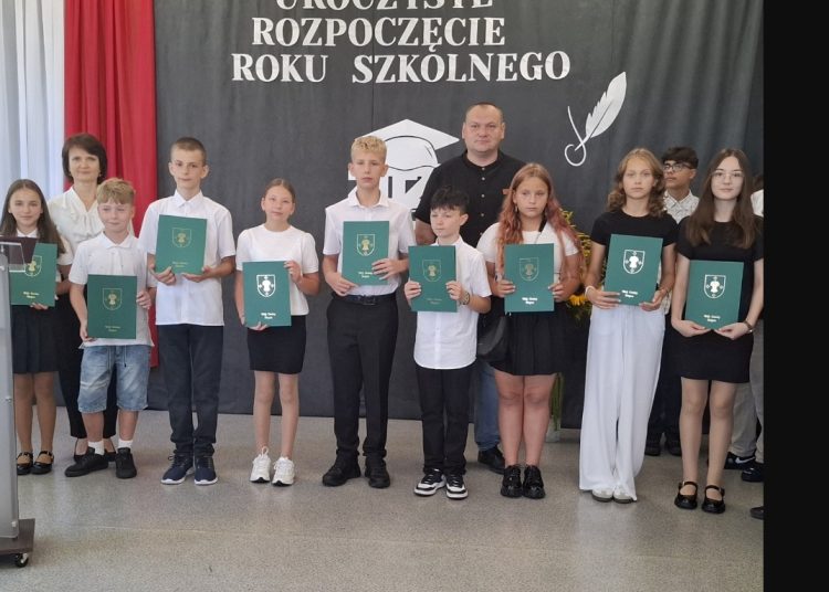 Rok szkolny zaczęli ze stypendium. Uczniowie z Młodojewa wyróżnieni
