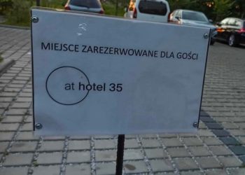 Dla kogo parking przy hotelu? Radny: „Te tabliczki nic nie znaczą”