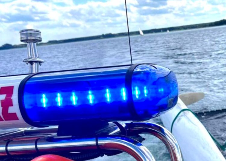 Pływali po jeziorze, złamał się maszt