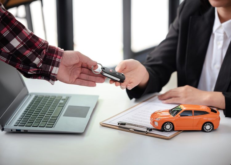 Jak zaoszczędzić na kupnie ubezpieczenia OC samochodu – poradnik