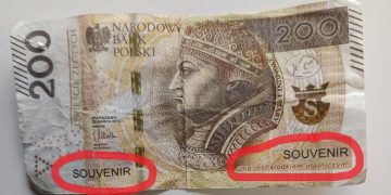 Te „banknoty” nie ma żadnej wartości. Zrobili za nie zakupy