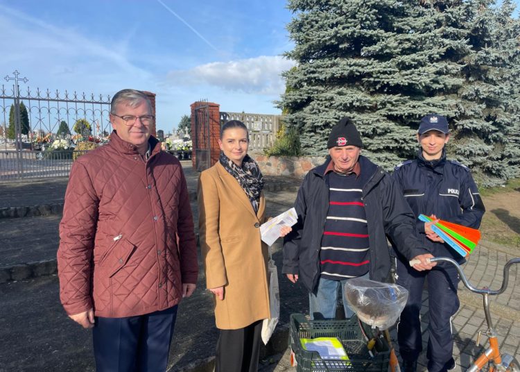 Rozdawali mieszkańcom odblaski