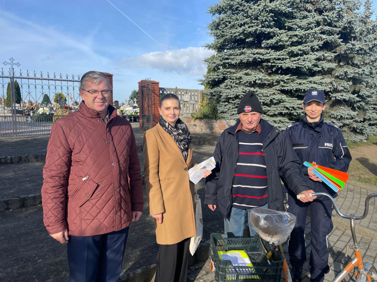 Rozdawali mieszkańcom odblaski