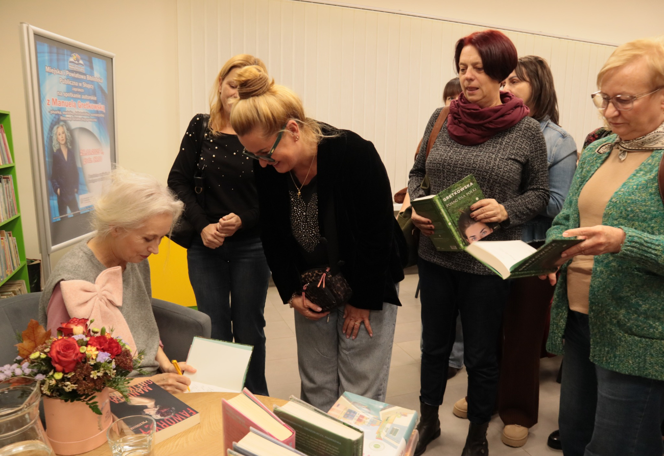 Manuela Gretkowska w słupeckiej bibliotece