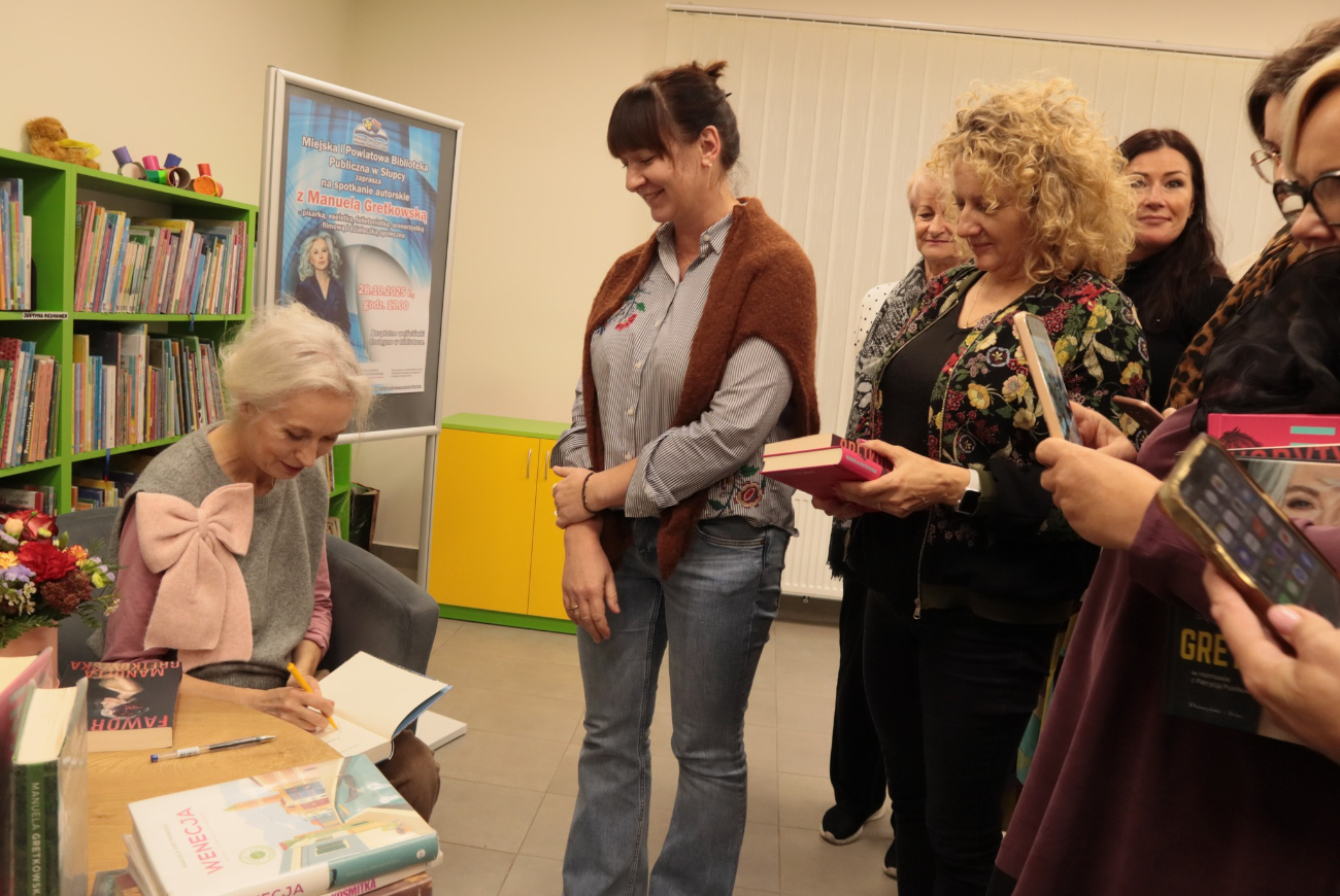 Manuela Gretkowska w słupeckiej bibliotece