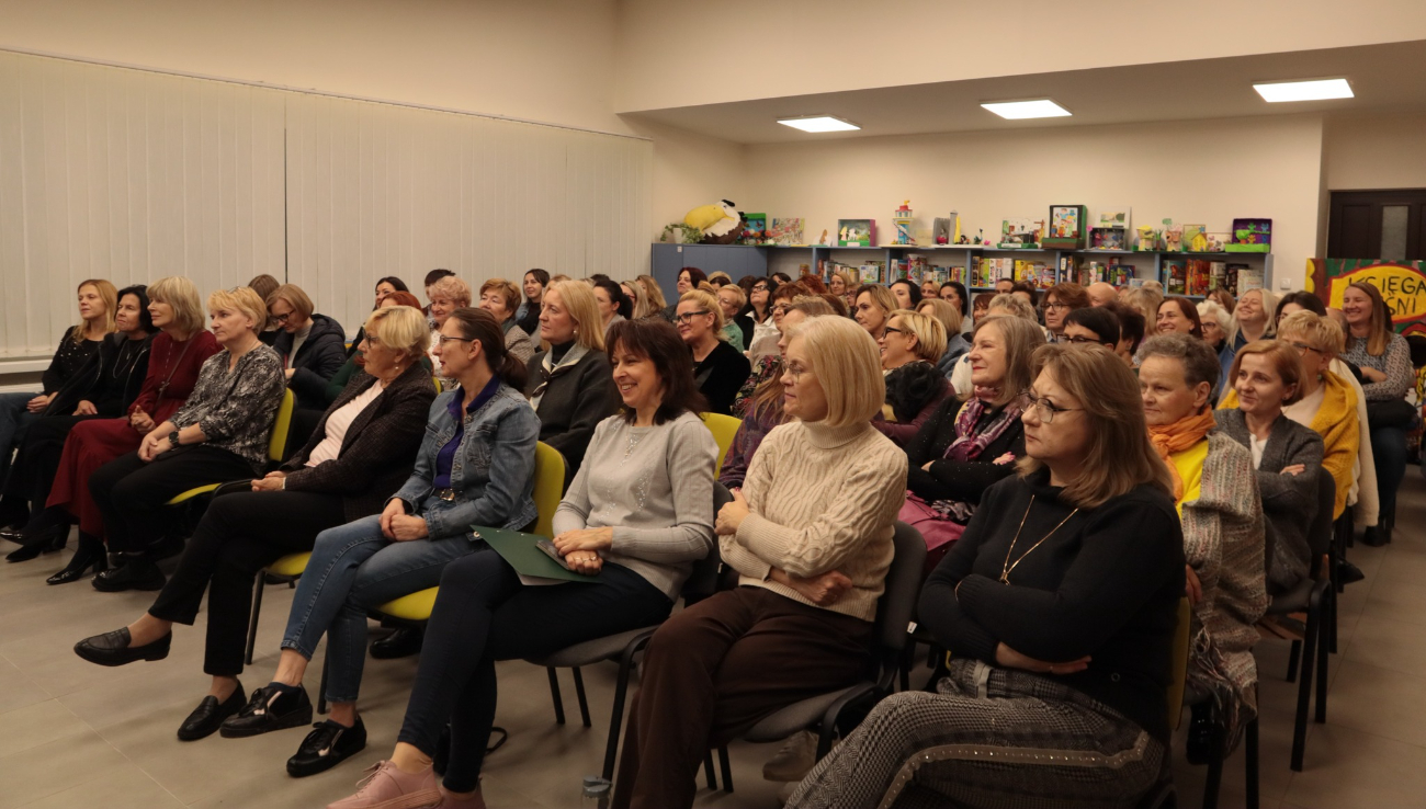 Manuela Gretkowska w słupeckiej bibliotece