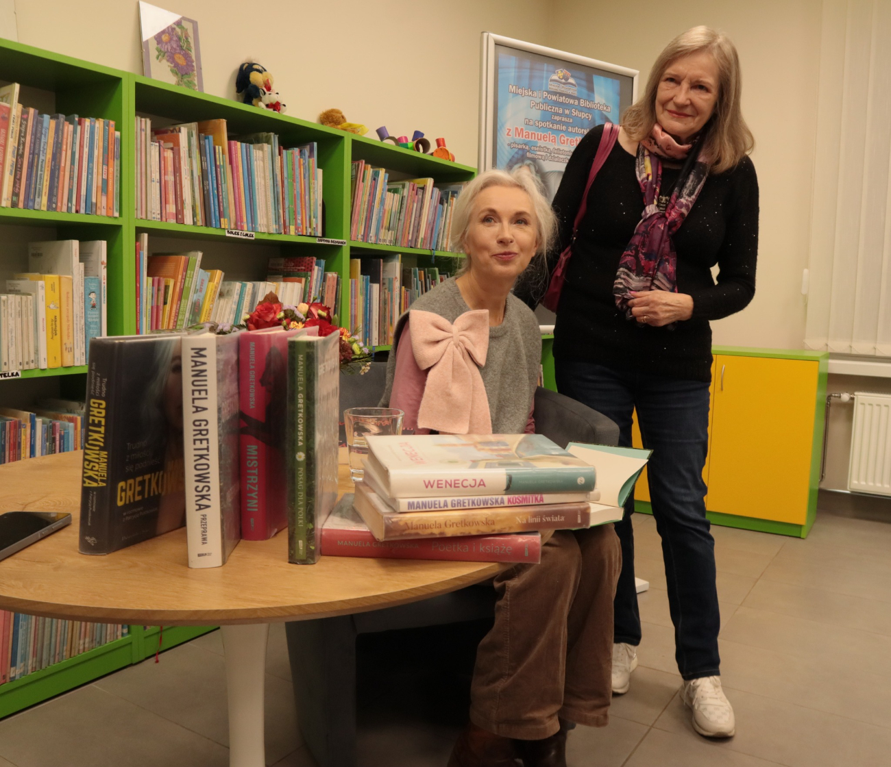 Manuela Gretkowska w słupeckiej bibliotece