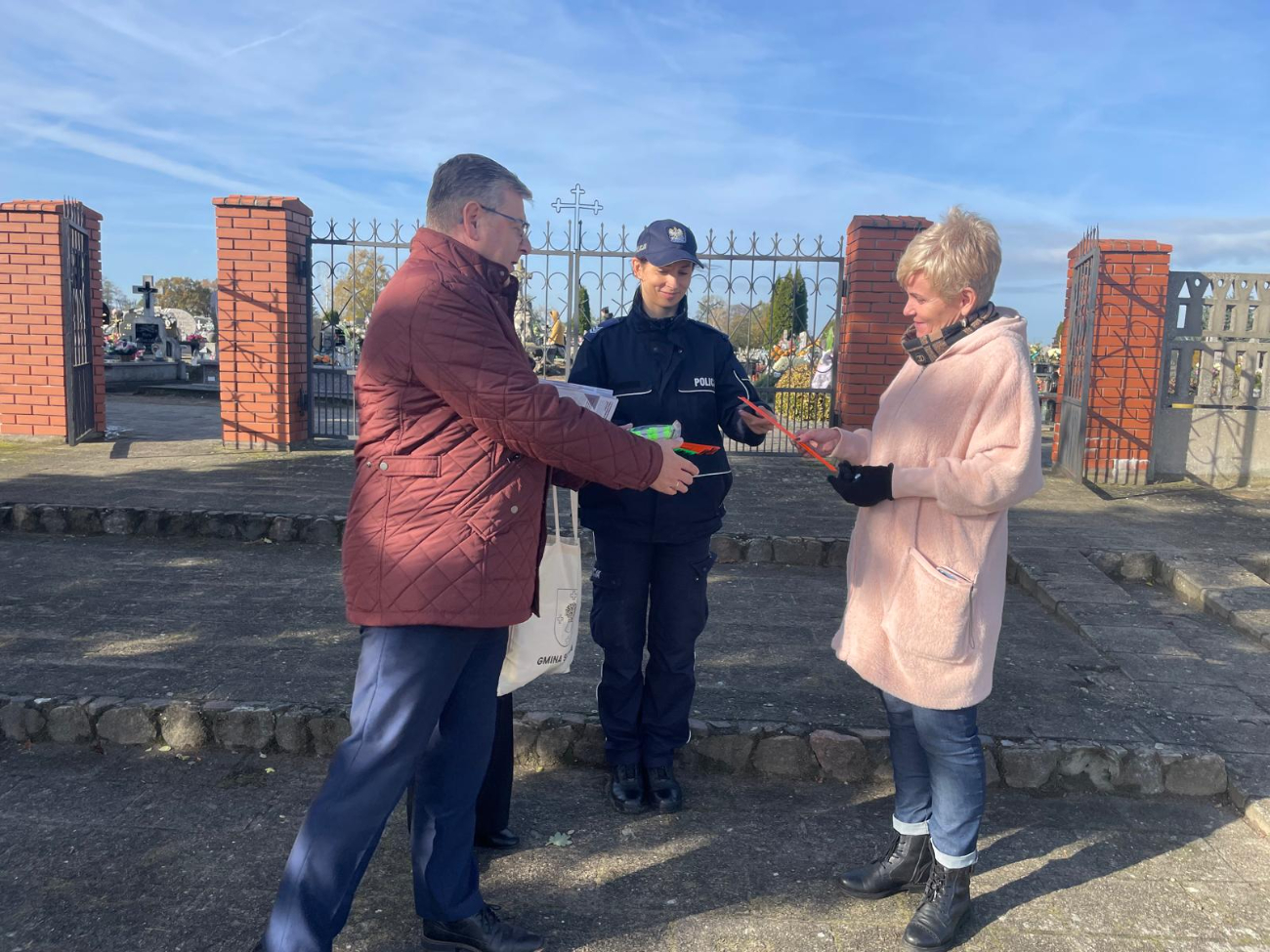 Rozdawali mieszkańcom odblaski