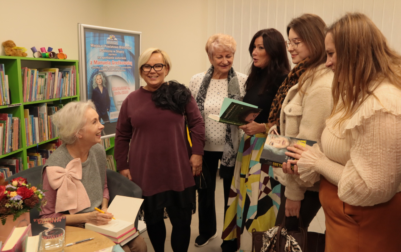 Manuela Gretkowska w słupeckiej bibliotece