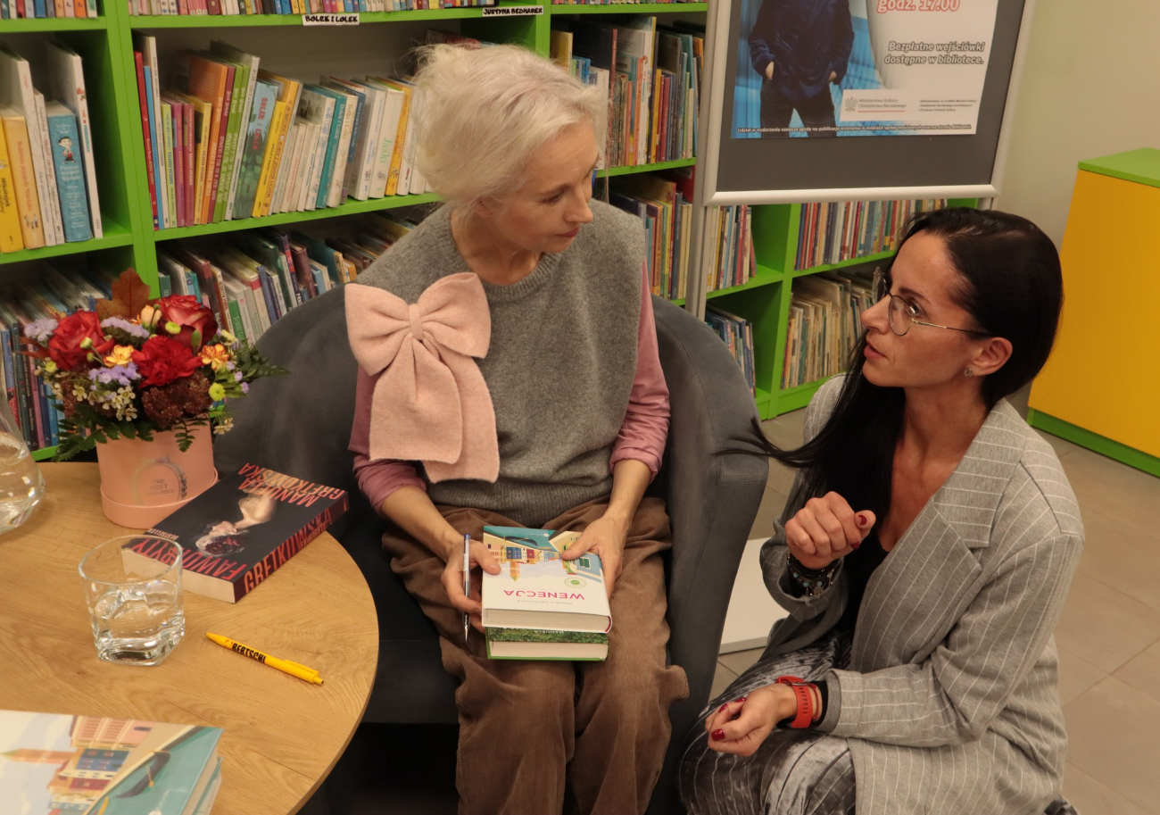 Manuela Gretkowska w słupeckiej bibliotece