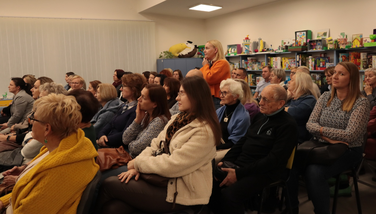 Manuela Gretkowska w słupeckiej bibliotece