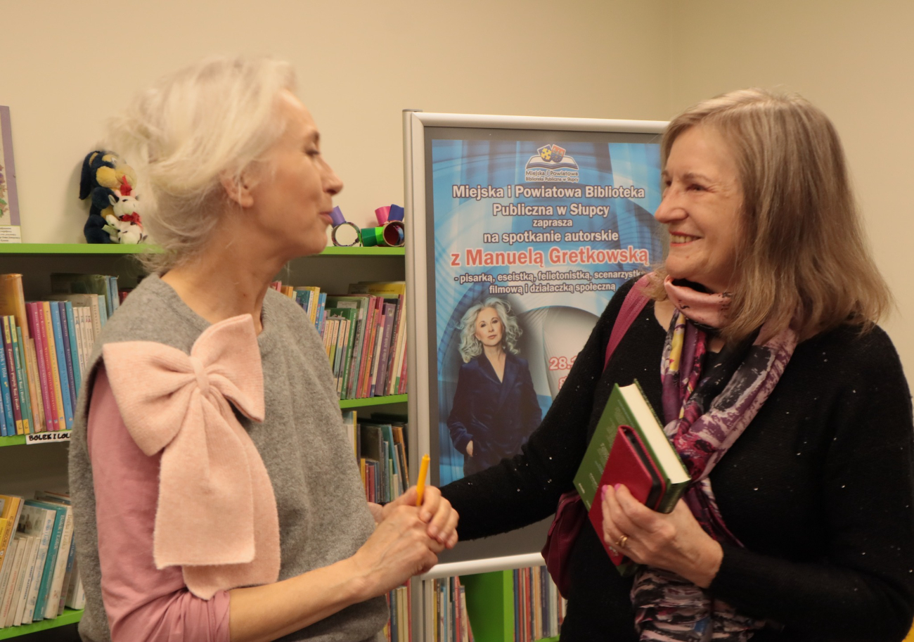 Manuela Gretkowska w słupeckiej bibliotece