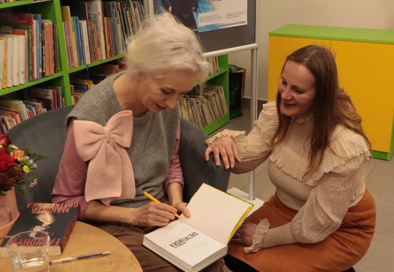 Manuela Gretkowska w słupeckiej bibliotece