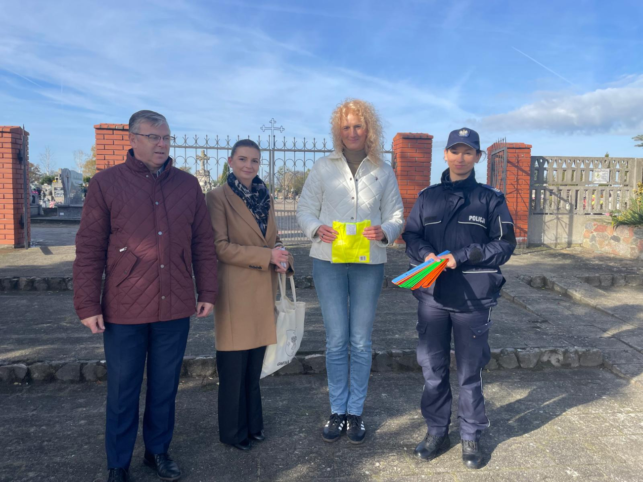 Rozdawali mieszkańcom odblaski