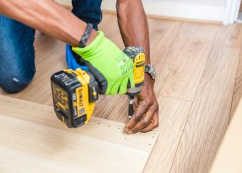 Panele winylowe czy laminowane — które lepiej sprawdzą się w domu