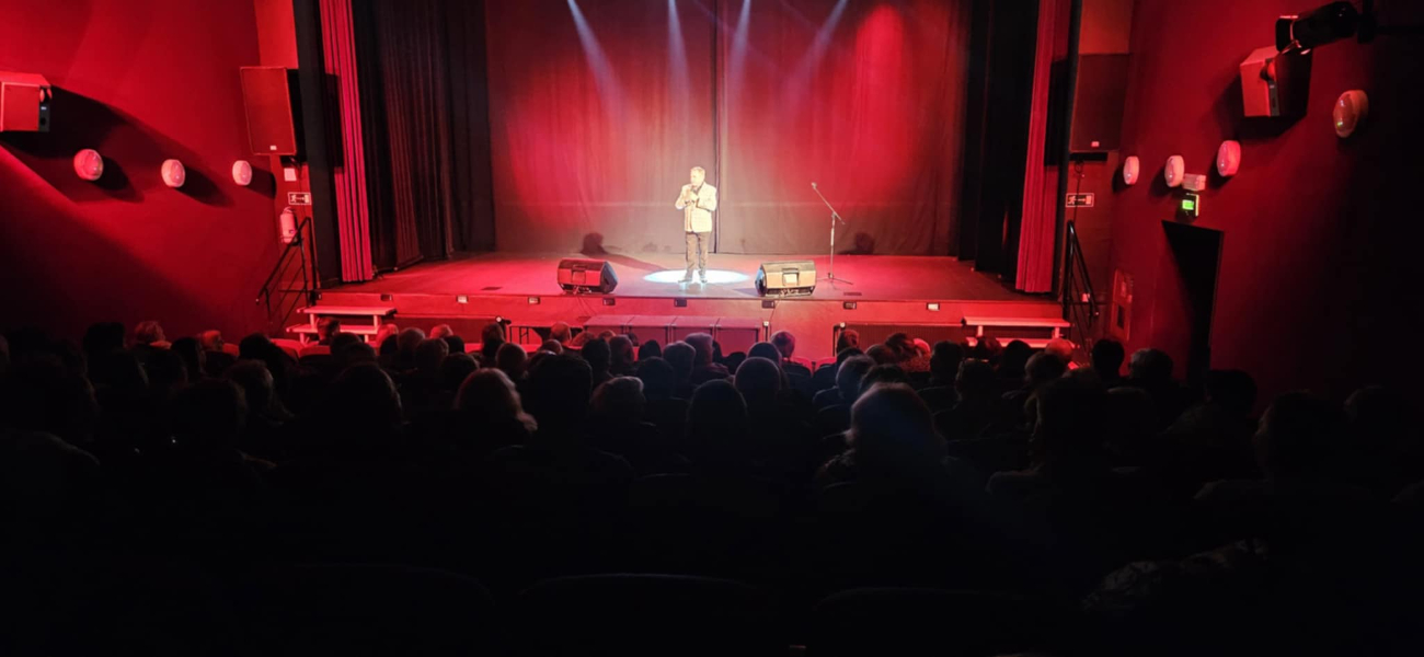 „Rozbawił publiczność do łez”