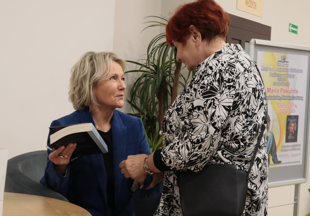 Maria Pakulnis w słupeckiej bibliotece
