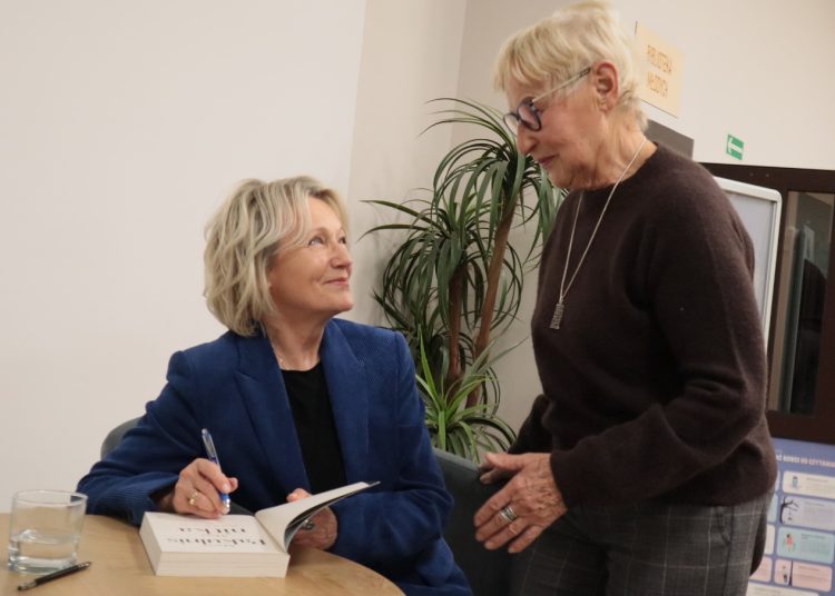 Maria Pakulnis w słupeckiej bibliotece