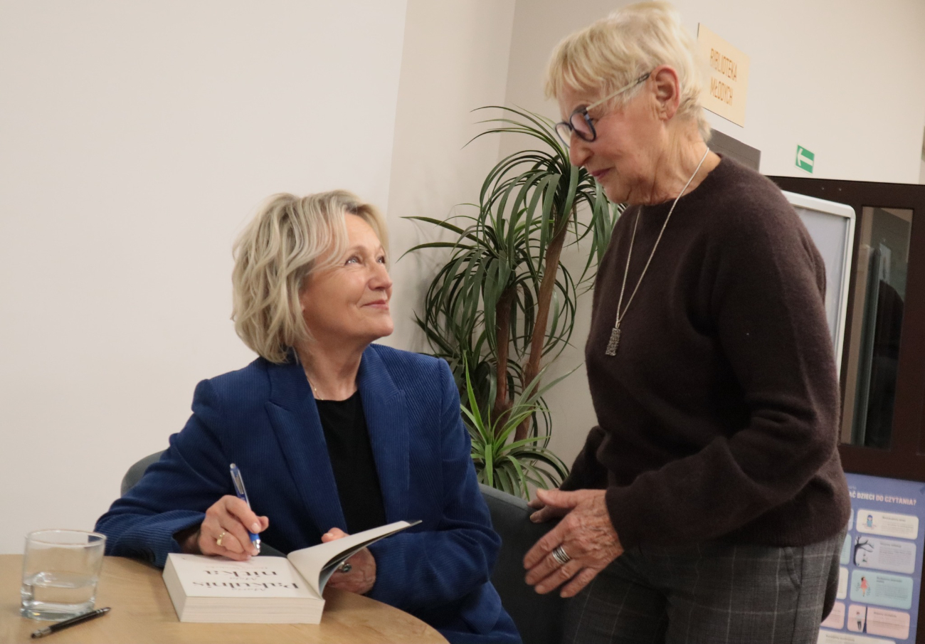 Maria Pakulnis w słupeckiej bibliotece