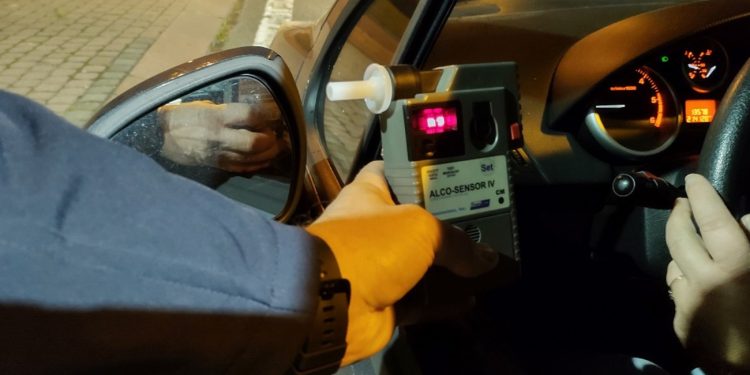 Policjant przypuszczał, że kierowca ma coś do ukrycia. Nie mylił się