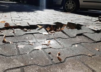 Taki chodnik przy słupeckich szkołach. Radny apeluje