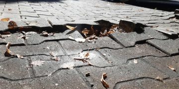 Taki chodnik przy słupeckich szkołach. Radny apeluje