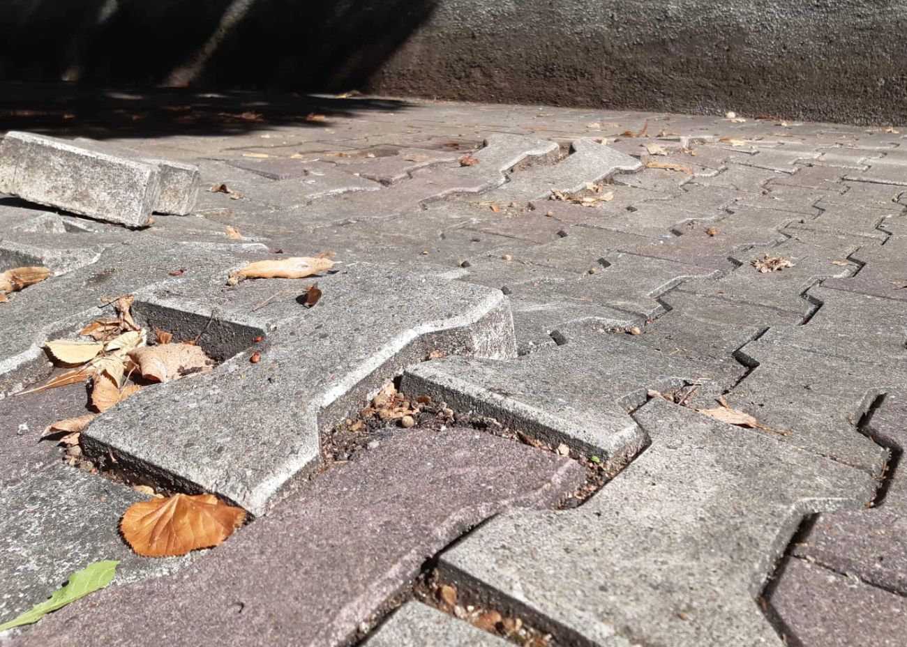 Taki chodnik przy słupeckich szkołach. Radny apeluje