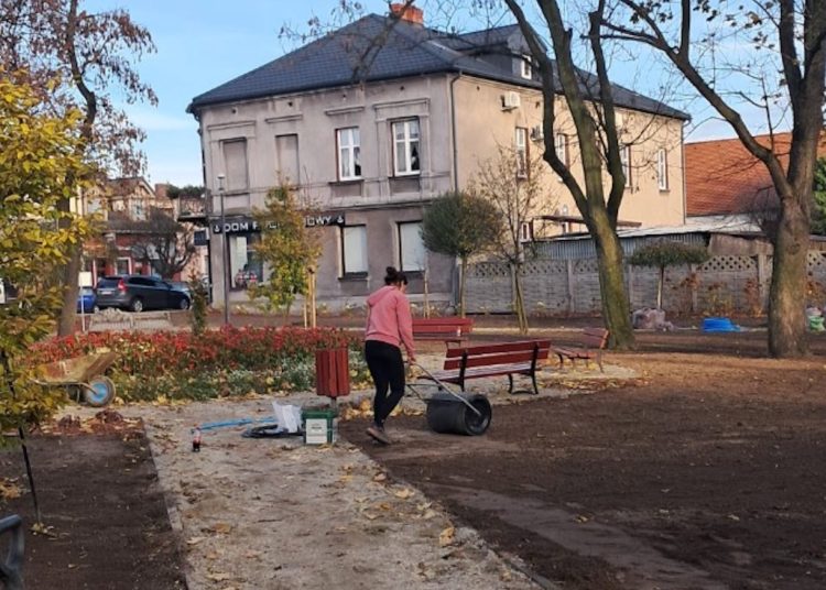 Trwają prace na Małym Rynku. Burmistrz ma prośbę do mieszkańców