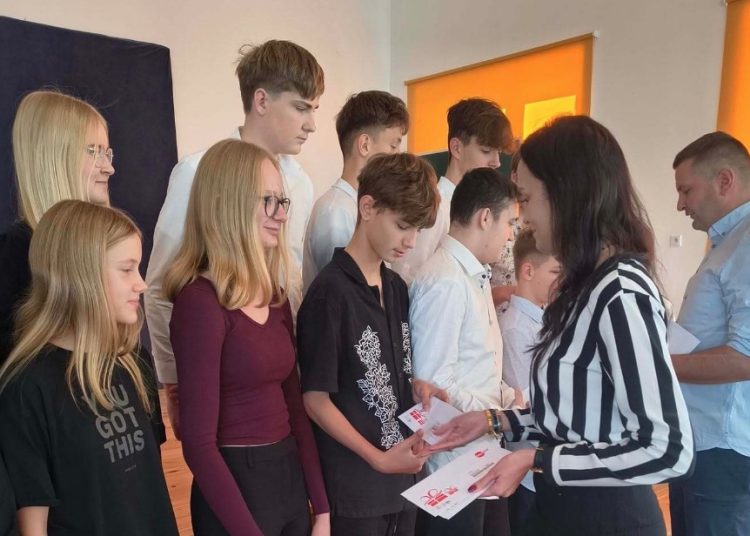 Uczniowie otrzymali karty podarunkowe o wartości 1000 zł