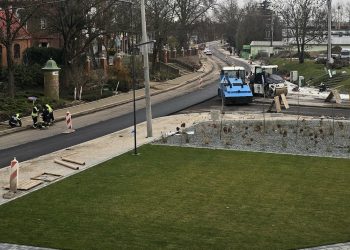 Układanie masy asfaltowej. Do środy utrudnienia