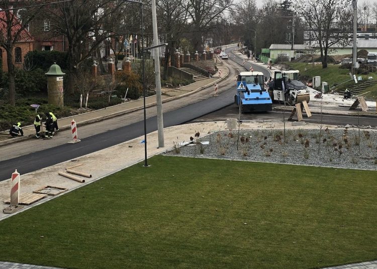 Układanie masy asfaltowej. Do środy utrudnienia