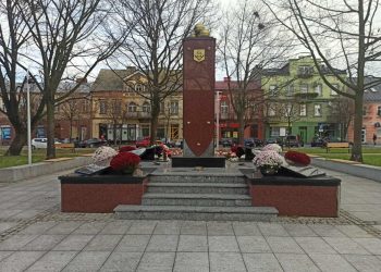 100 tysięcy. Dlaczego aż tyle na pomnik?