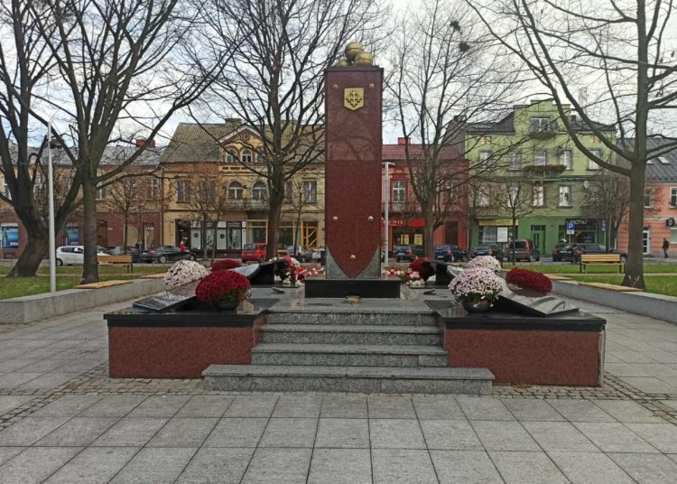 100 tysięcy. Dlaczego aż tyle na pomnik?