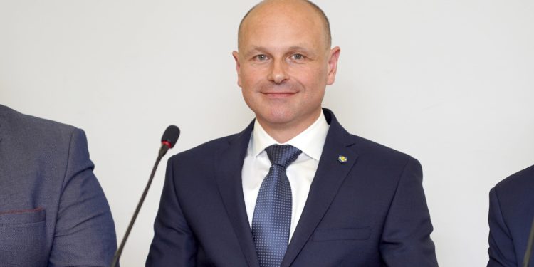 Radny o to walczył. W budżecie Słupcy więcej pieniędzy na stypendia