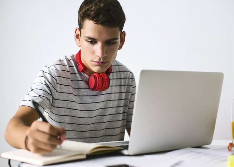 Zmiana szkoły – jak zrobić to świadomie i bez stresu?