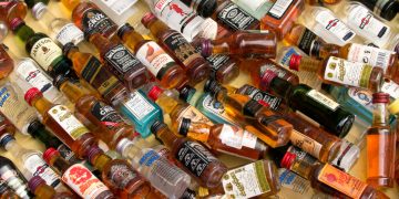 Małe butelki, duże pieniądze. Ile w budżecie z tzw. „małpek”?