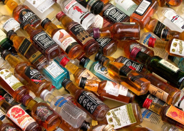 Małe butelki, duże pieniądze. Ile w budżecie z tzw. „małpek”?