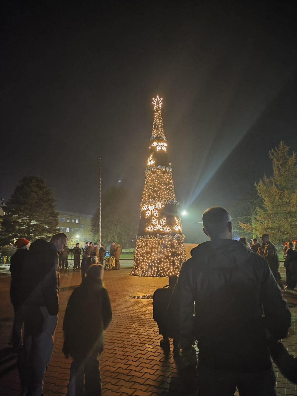 Prezenty, orkiestra i rozświetlona choinka. Tak świętują Amerykanie w bazie