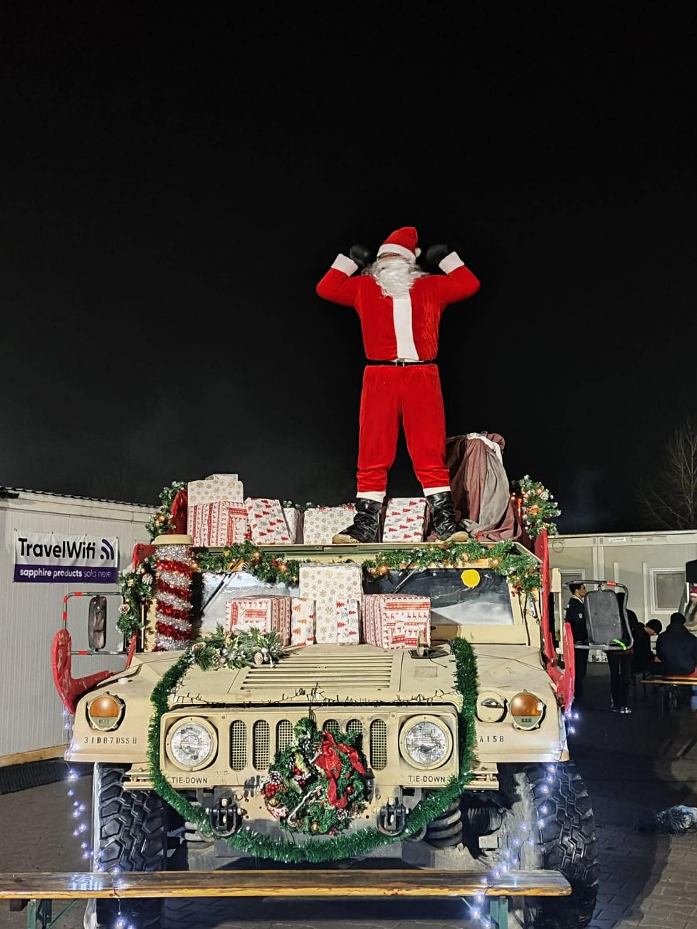 Prezenty, orkiestra i rozświetlona choinka. Tak świętują Amerykanie w bazie