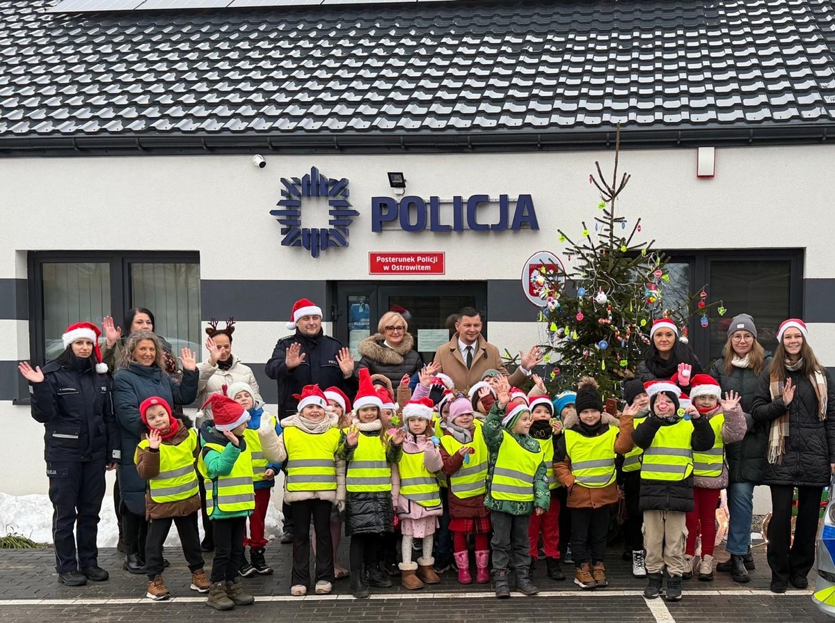 Wyjątkowa choinka przed posterunkiem