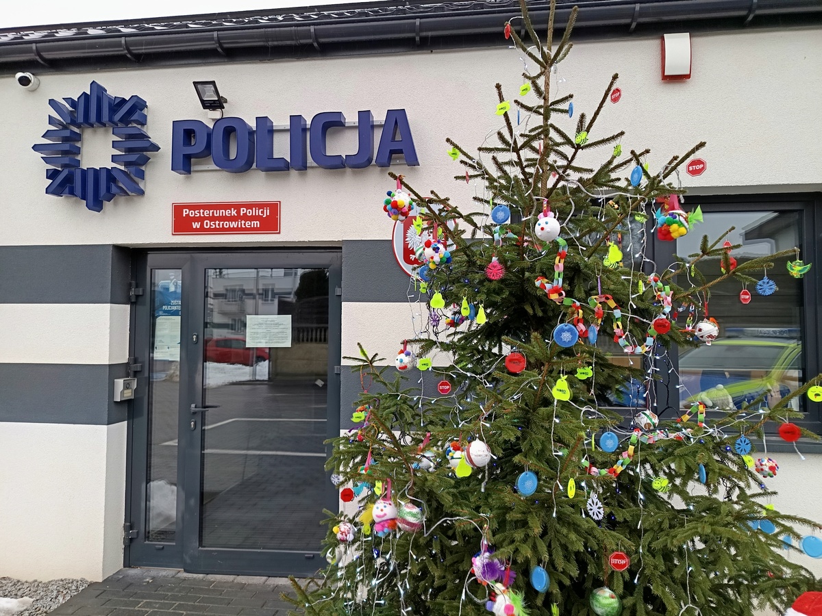 Wyjątkowa choinka przed posterunkiem