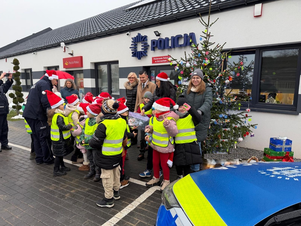 Wyjątkowa choinka przed posterunkiem