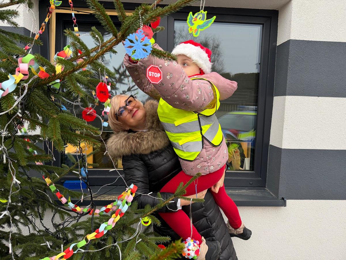 Wyjątkowa choinka przed posterunkiem