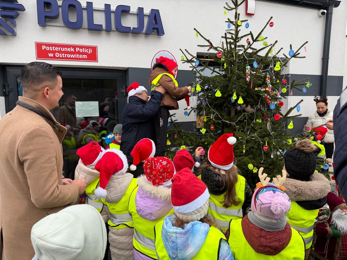 Wyjątkowa choinka przed posterunkiem