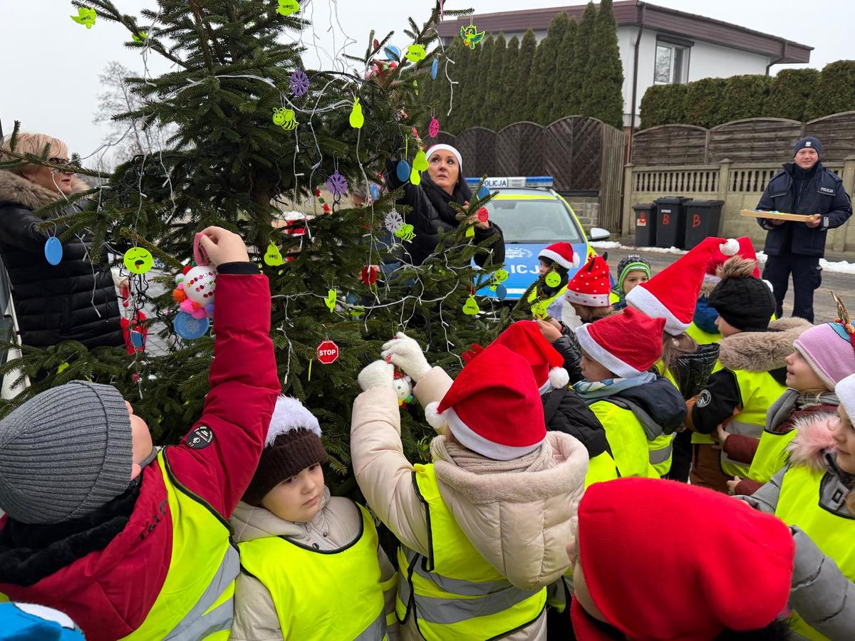 Wyjątkowa choinka przed posterunkiem